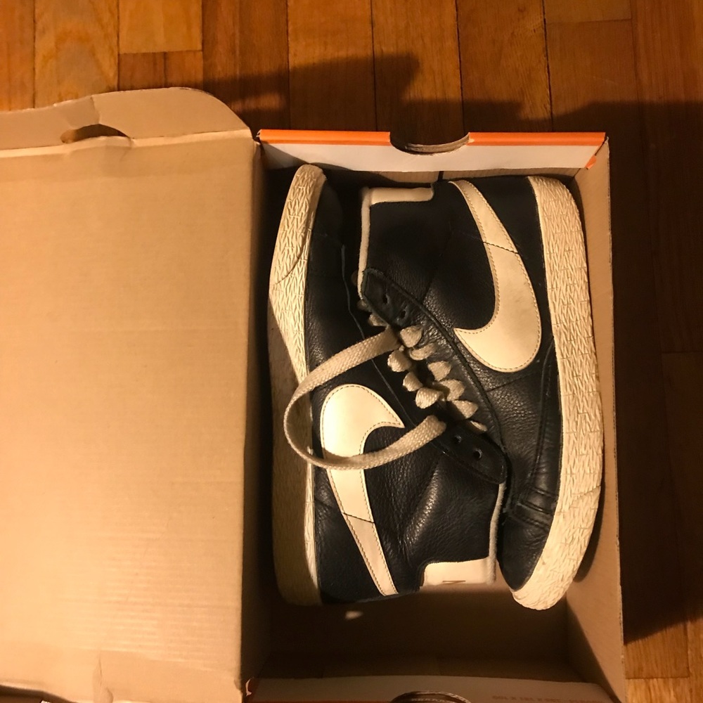Black and White Vintage Nike High Tops Size 6